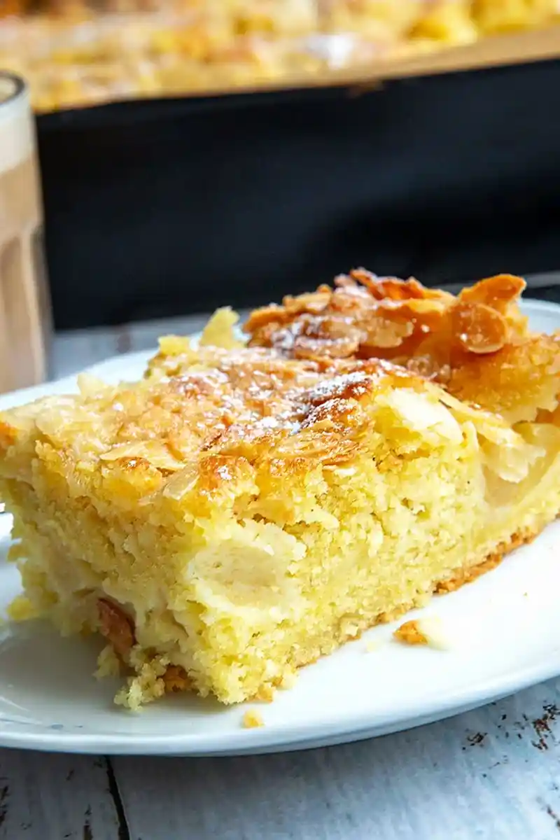 Saftiger Apfelkuchen vom Blech mit knusprigem Mandelguss 3 Recipe image