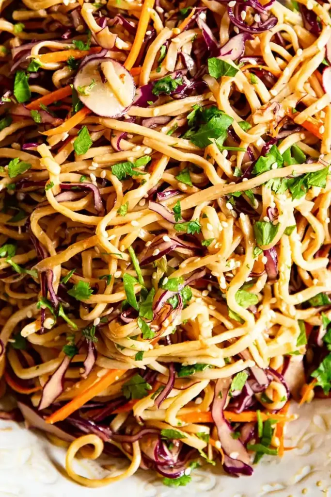 Asiatischer Nudelsalat mit Erdnuss-Dressing