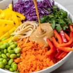 Erfrischender Thailändischer Nudelsalat mit cremiger Erdnusssauce 4 Erfrischender Thailändischer Nudelsalat mit cremiger Erdnusssauce
