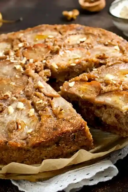 Aromatischer Birnenkuchen mit Schokolade und Walnüssen 3 Recipe image