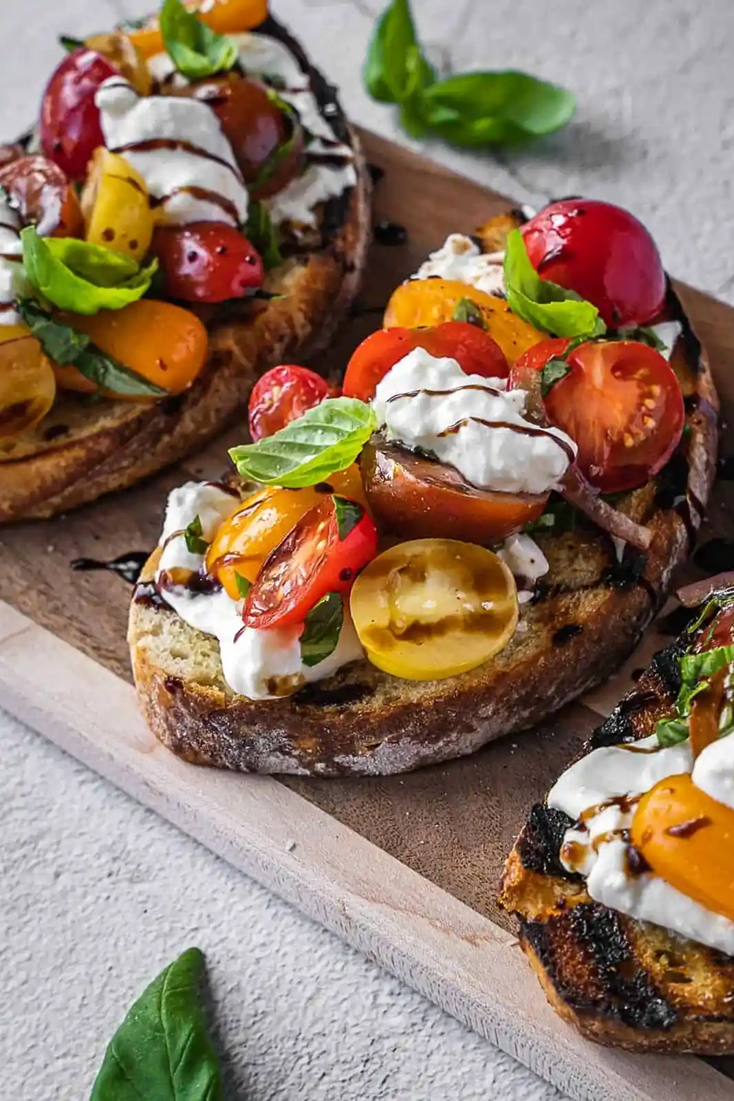 Kremige Burrata Bruschetta mit frischen Tomaten 3 Recipe image
