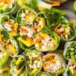 Hähnchen-Avocado-Mango-Sommerrollen mit cremiger Erdnusssauce 4 Hähnchen-Avocado-Mango-Sommerrollen mit cremiger Erdnusssauce