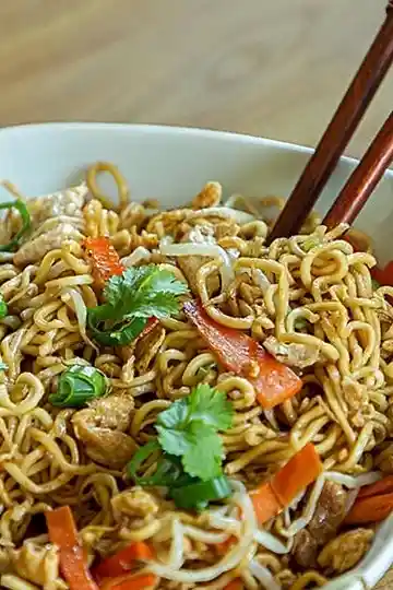 Chinesisch gebratene Nudeln mit Hähnchen, Ei und Gemüse 3 Recipe image