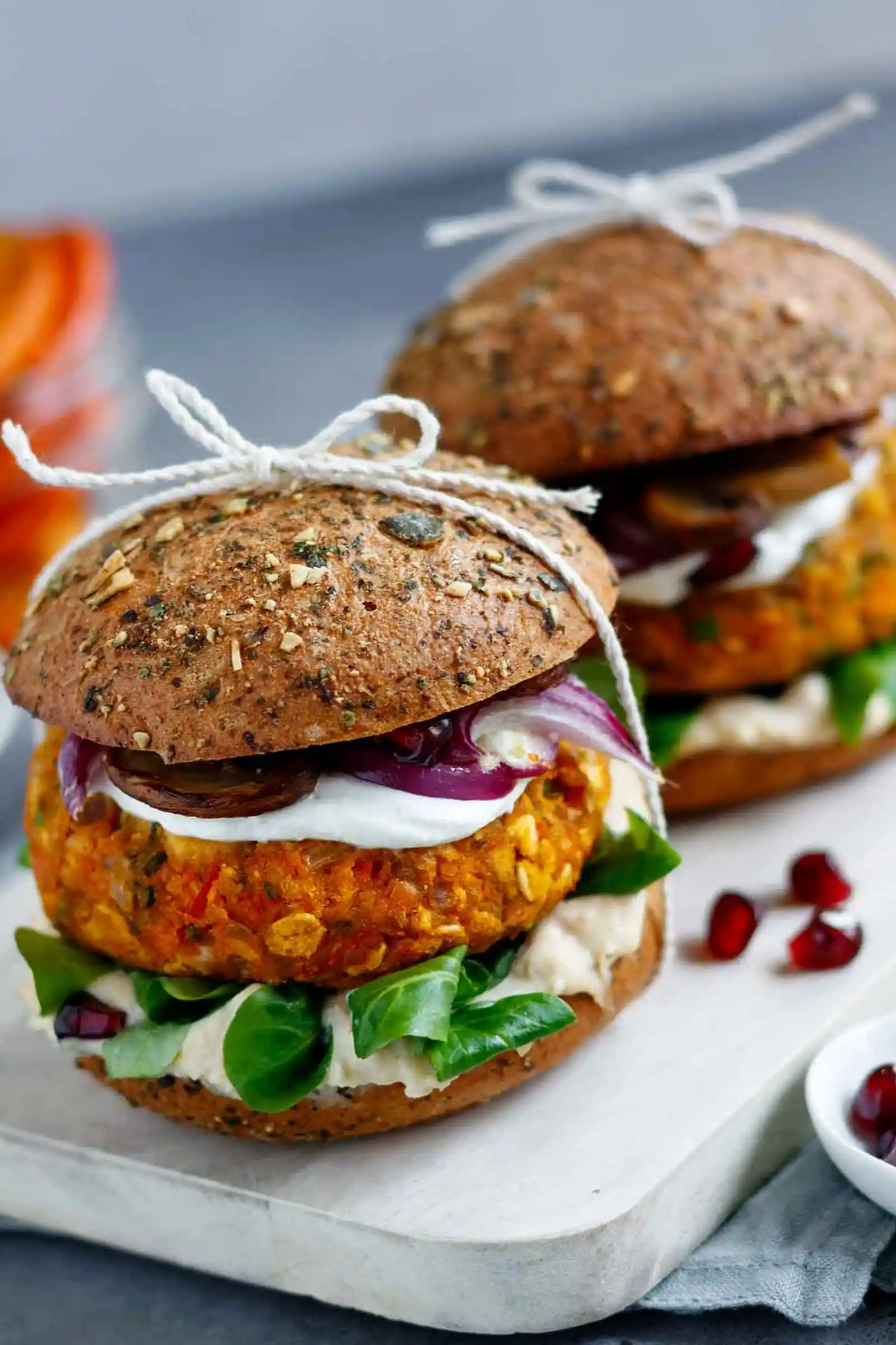 Herrlicher Kürbis-Hummus Burger mit Kürbis-Pommes 3 Recipe image