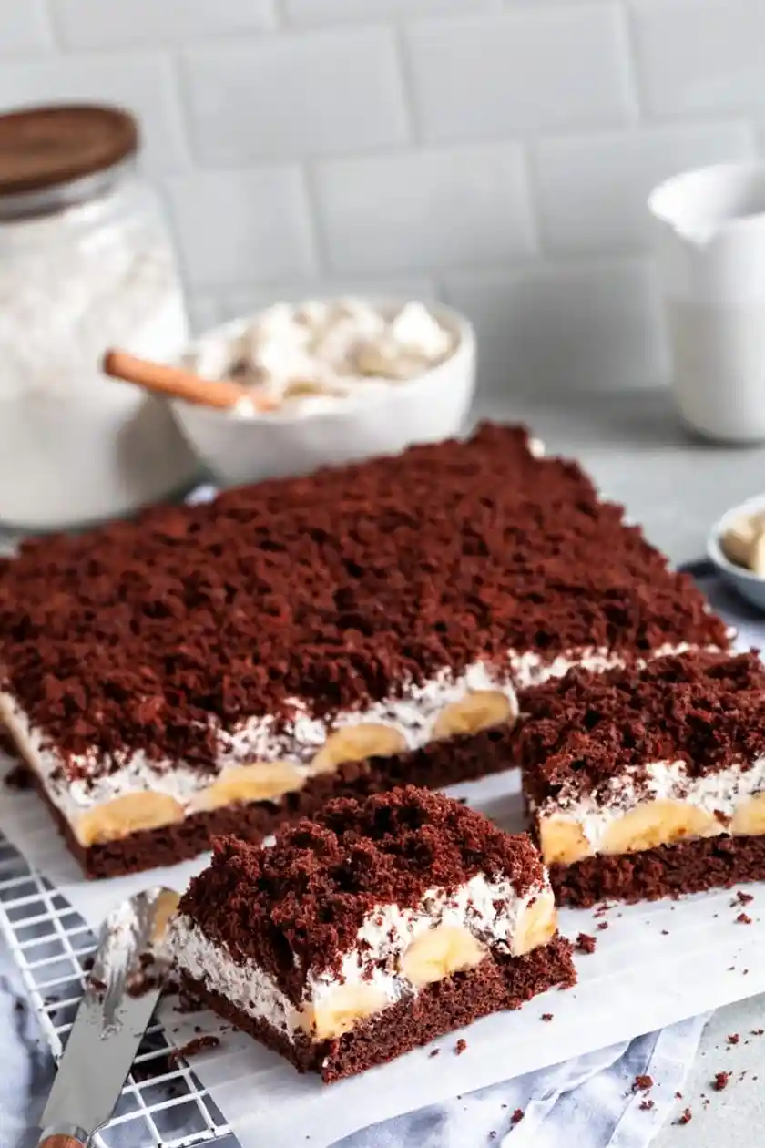 Saftiger Maulwurfkuchen vom Blech mit Bananen und Schokolade 3 Recipe image