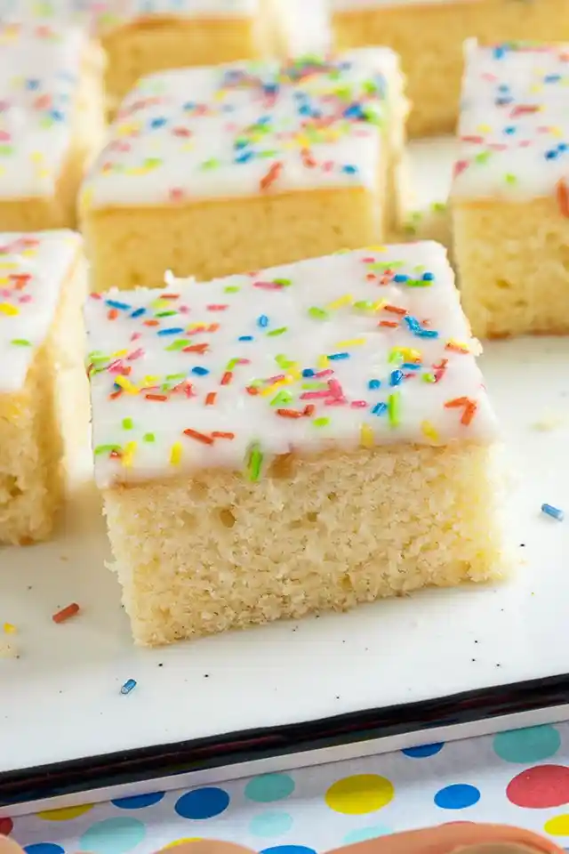 Saftiger Fantakuchen vom Blech mit buntem Zuckerguss 3 Recipe image