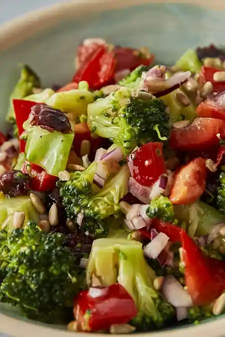Gesunder Brokkoli-Salat mit Cranberries und gerösteten Kernen 3 Recipe image