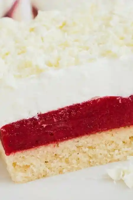 Frau Holle Kuchen – Fruchtiger Blechkuchen mit Erdbeeren und Sahne 3 Recipe image