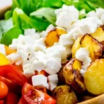 Knuspriger Honig-Senf-Kartoffelsalat mit Feta und Tomaten 4 Knuspriger Honig-Senf-Kartoffelsalat mit Feta und Tomaten