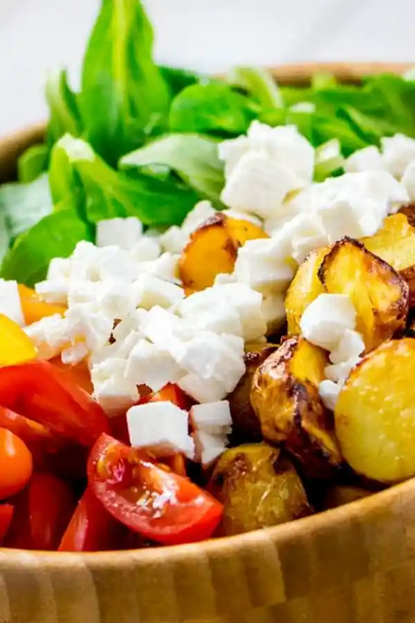 Knuspriger Honig-Senf-Kartoffelsalat mit Feta und Tomaten 3 Recipe image