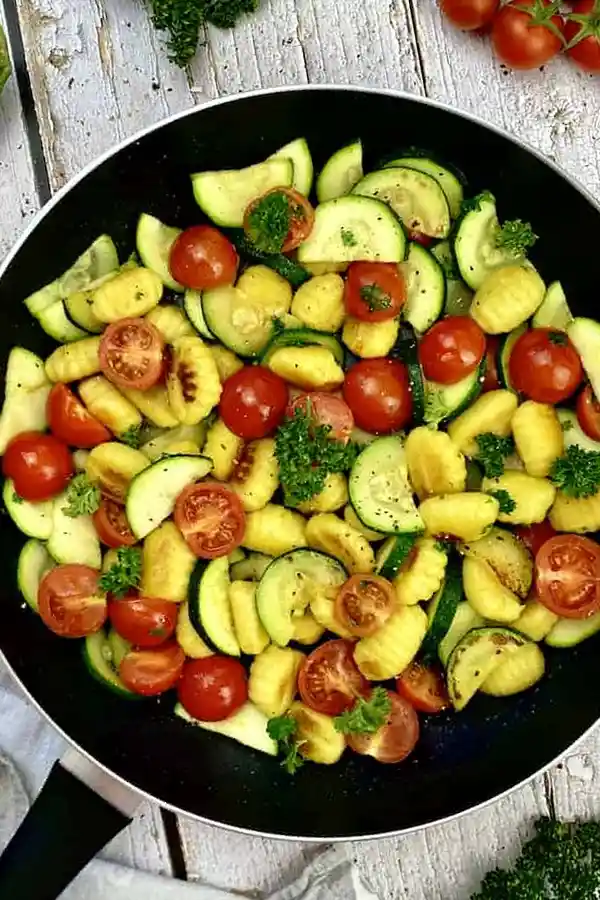 Schnelle Gnocchi-Zucchini-Pfanne mit Tomaten 3 Recipe image