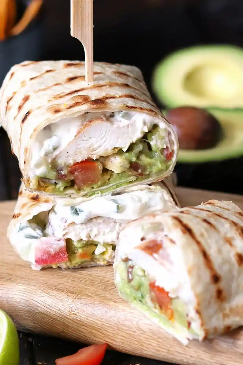 Herzhafte Guacamole Hähnchen Wraps 3 Recipe image