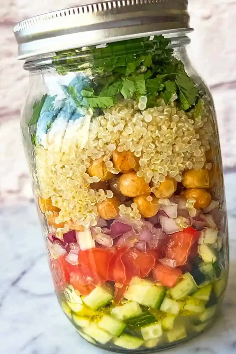 Proteinreicher Kichererbsen-Quinoa-Salat 3 Recipe image
