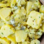 Herzhafter Kartoffelsalat mit Essig, Öl und Gurken 4 Herzhafter Kartoffelsalat mit Essig, Öl und Gurken