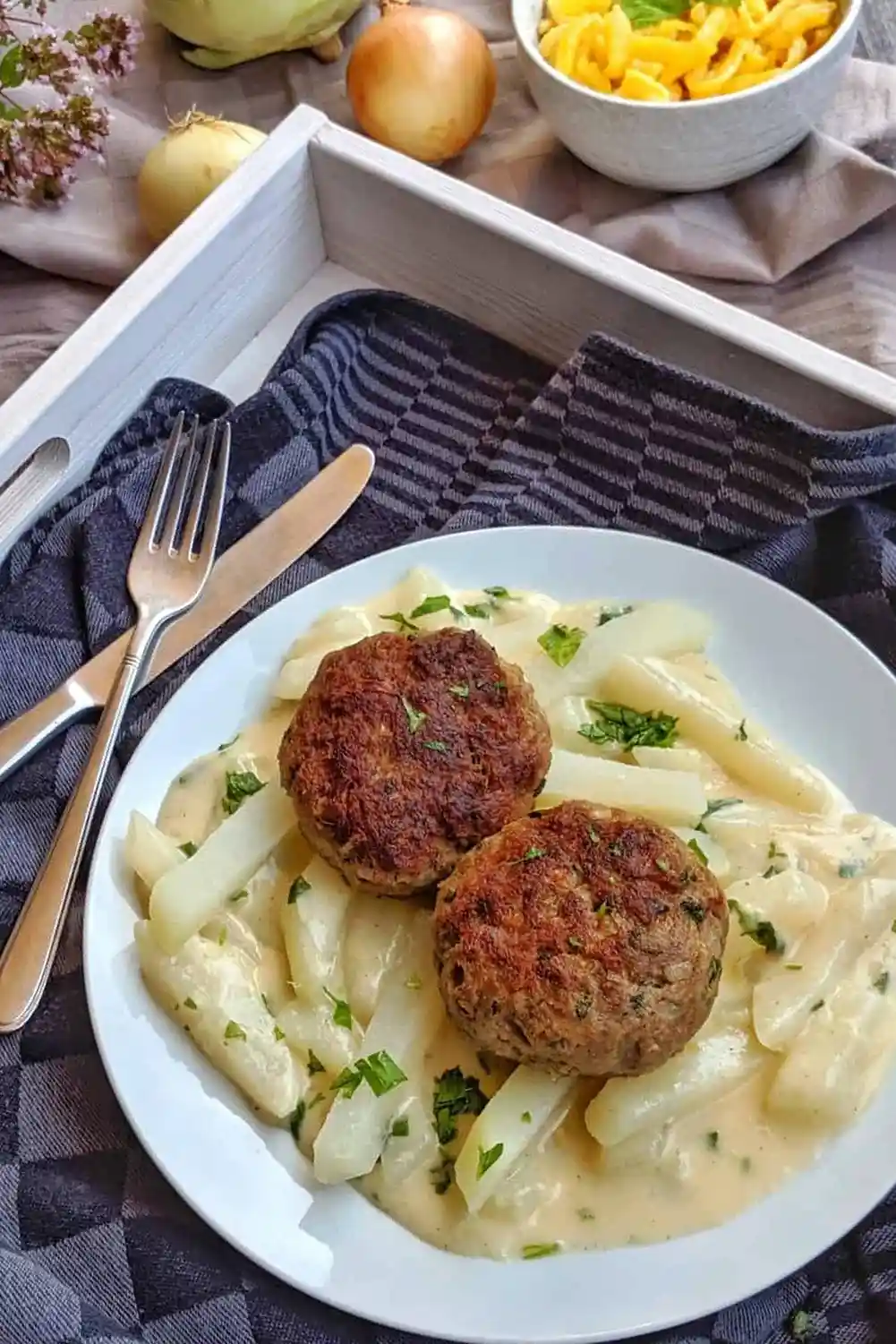Kohlrabigemüse in cremiger heller Soße mit Frikadellen und Spätzle 3 Recipe image