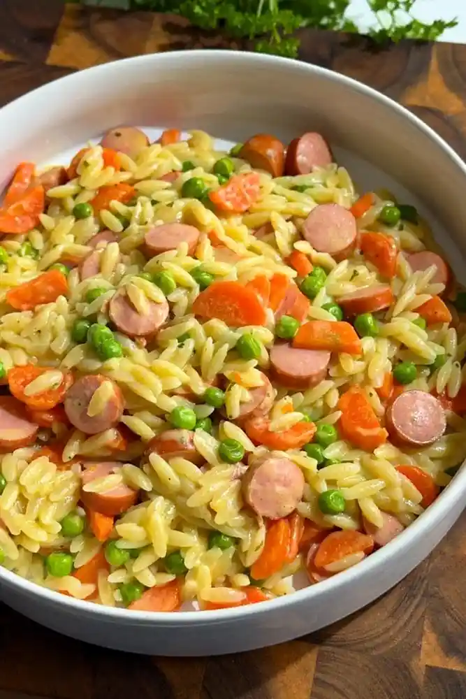 Cremige Orzo-Pfanne mit Würstchen und Gemüse 3 Recipe image