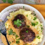 Hausgemachte Rinder-Frikadellen mit cremigem Kartoffelbrei und Sauce 4 Hausgemachte Rinder-Frikadellen mit cremigem Kartoffelbrei und Sauce