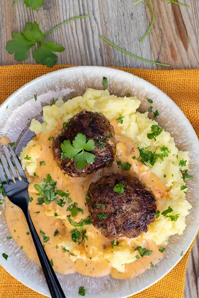 Hausgemachte Rinder-Frikadellen mit cremigem Kartoffelbrei und Sauce 3 Recipe image