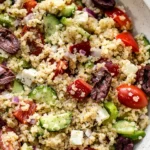 Mediterraner Quinoa-Salat mit Feta und frischem Gemüse 4 Mediterraner Quinoa-Salat mit Feta und frischem Gemüse
