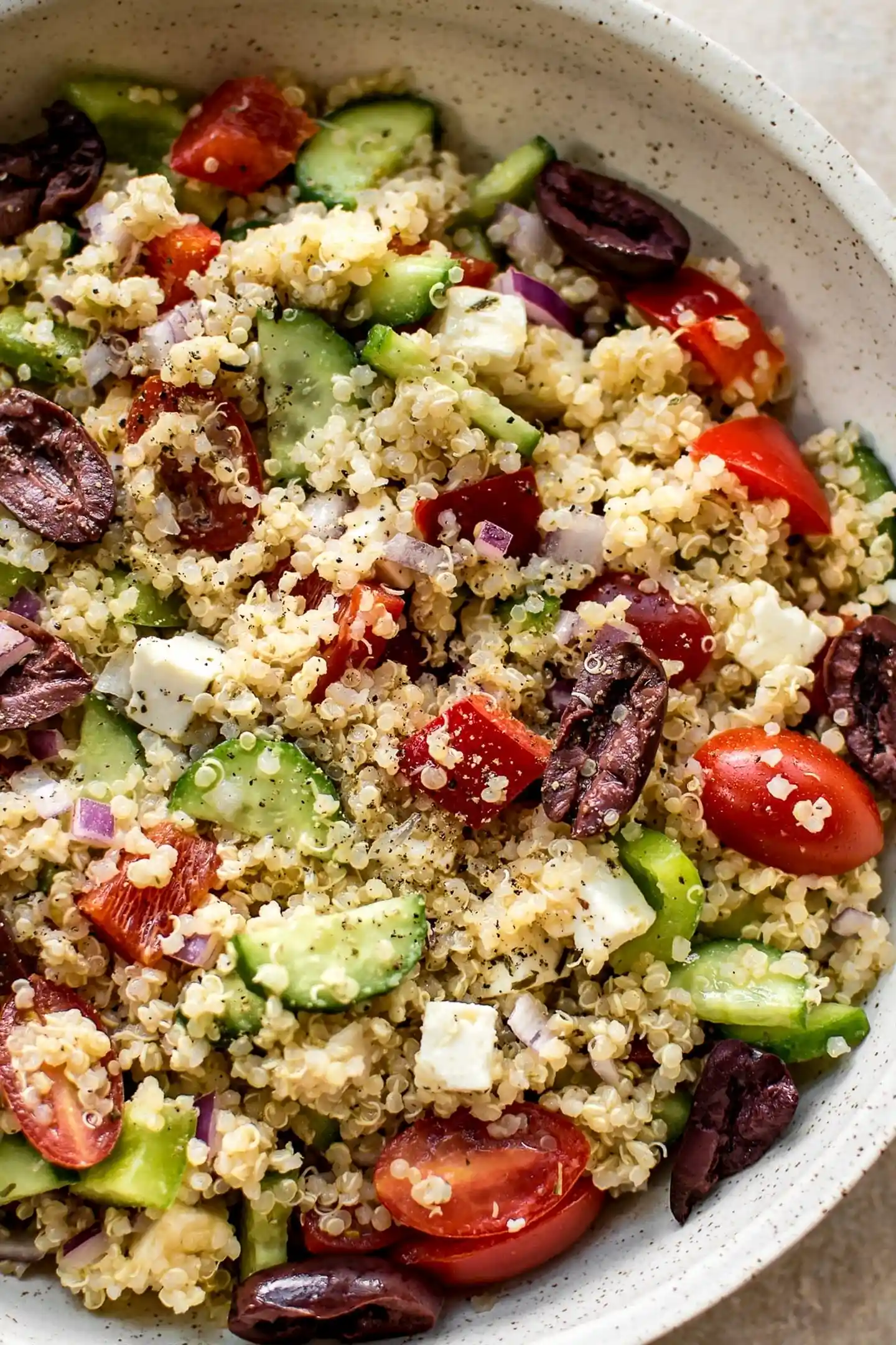 Mediterraner Quinoa-Salat mit Feta und frischem Gemüse 3 Recipe image