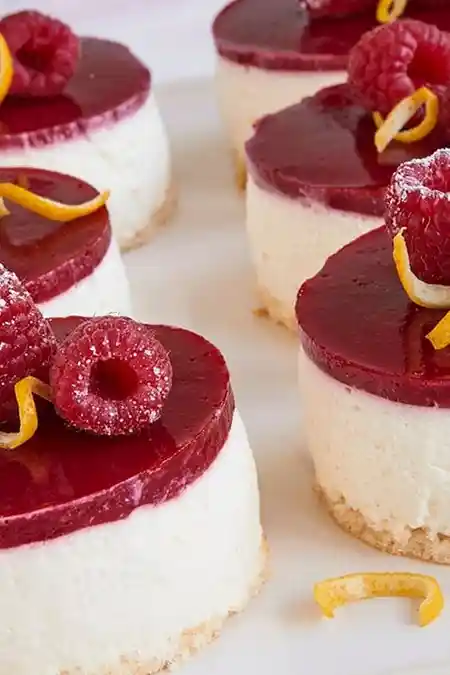 Elegante Mini-Törtchen mit Himbeerspiegel