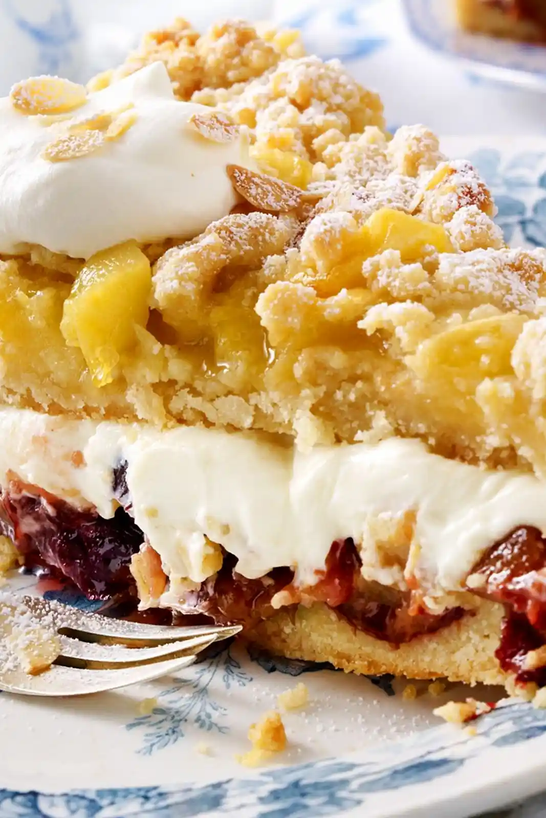 Hausgemachte Prassel-Bauerntorte mit Apfel- und Pflaumenkompott 3 Recipe image