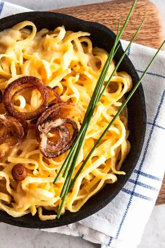 Klassische Käsespätzle mit knusprigen Zwiebeln