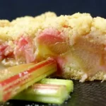 Hausgemachter Rhabarberkuchen mit knusprigen Streuseln auf Mürbteig 4 Hausgemachter Rhabarberkuchen mit knusprigen Streuseln auf Mürbteig