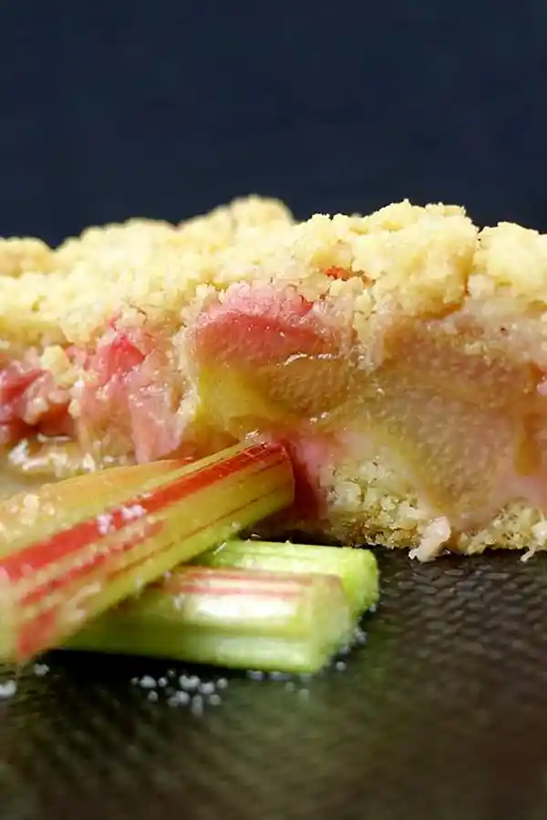 Hausgemachter Rhabarberkuchen mit knusprigen Streuseln auf Mürbteig 3 Recipe image