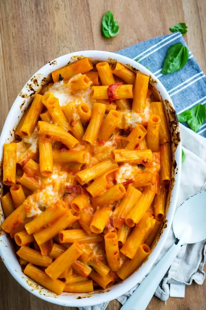 Cremiger Rigatoni-Auflauf mit Mozzarella