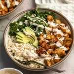 Geröstete Hähnchen- und Süßkartoffel-Bowls mit Chipotle-Sauce 4 Geröstete Hähnchen- und Süßkartoffel-Bowls mit Chipotle-Sauce
