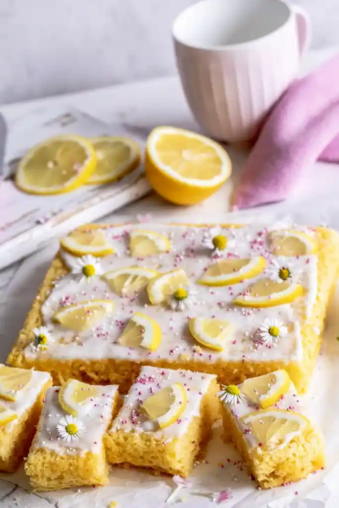 Saftiger Zitronen-Joghurt-Blechkuchen 3 Recipe image