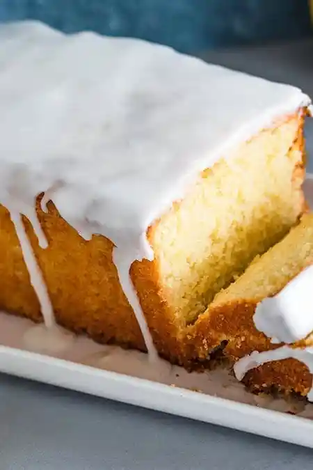 Saftiger Zitronenkuchen mit intensivem Aroma