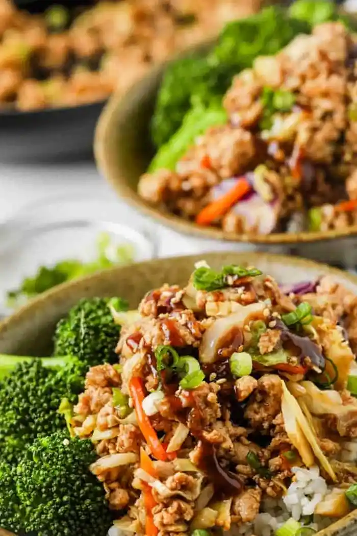 Schnelle Sesam-Putenbowls mit knackigem Gemüse 3 Recipe image