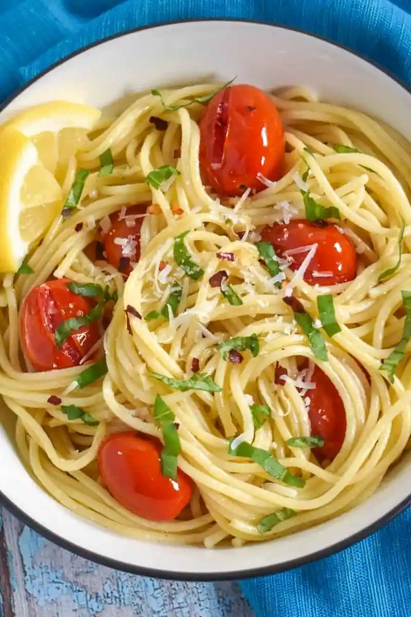 Spaghetti Aglio e Olio mit frischen Tomaten und Basilikum 3 Recipe image