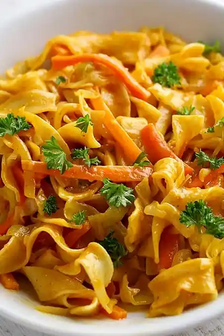 Cremige Spitzkohl-Möhren-Pfanne mit Nudeln 3 Recipe image