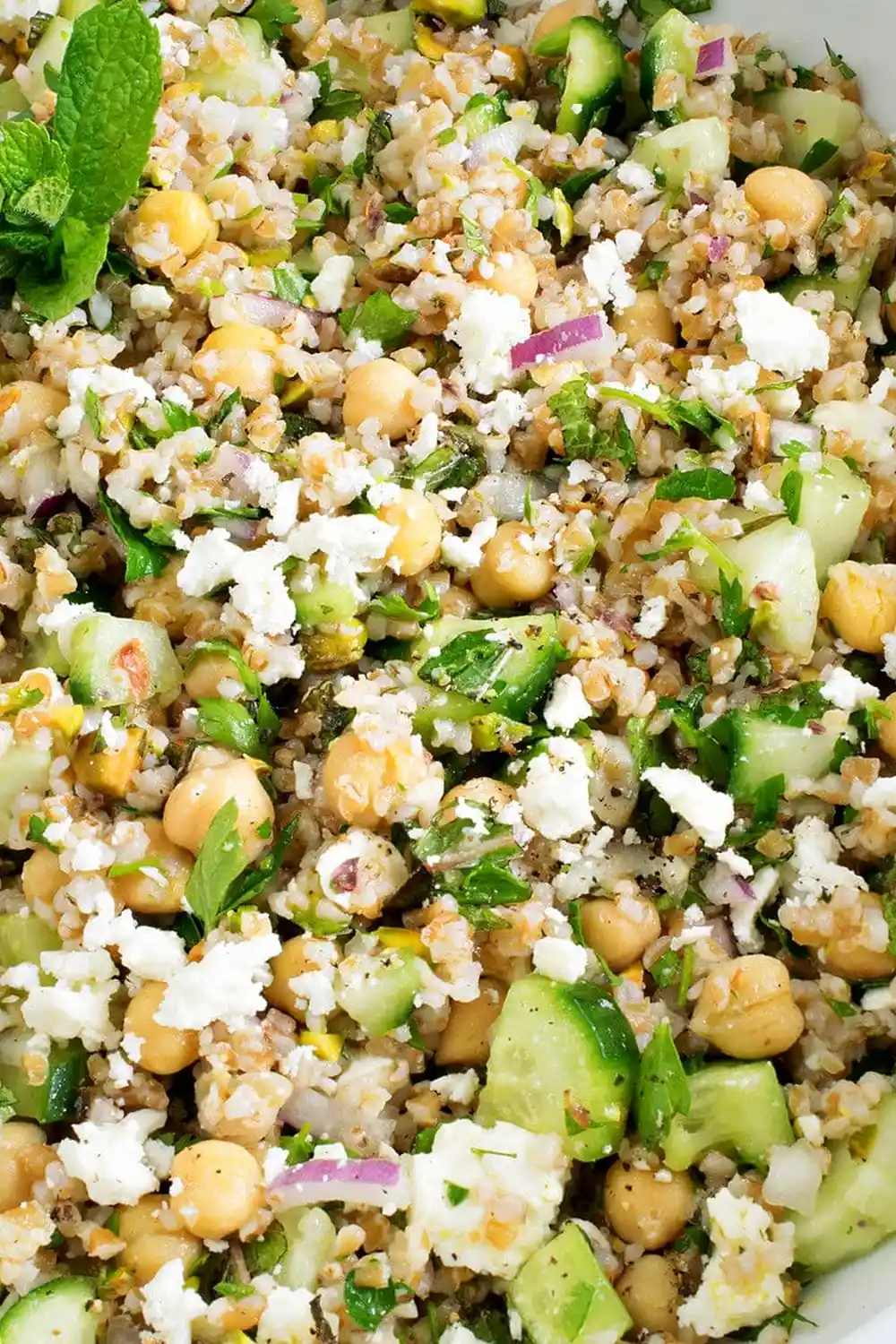 Mediterraner Bulgursalat mit Kichererbsen und Pistazien 3 Recipe image