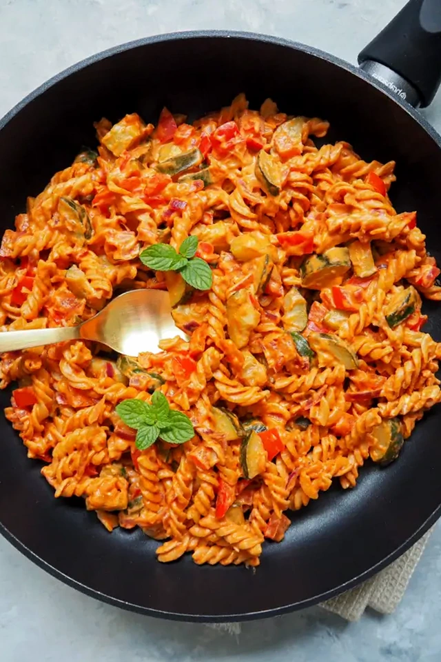 Cremige vegetarische One Pot Pasta mit Gemüse 3 Recipe image