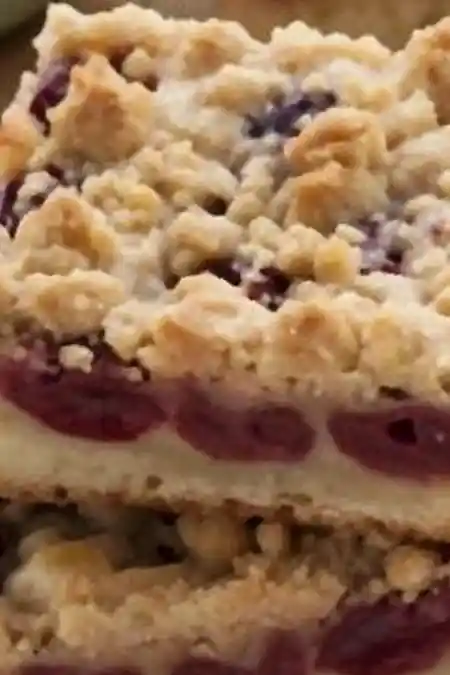 Saftiger Blechkuchen mit Sauerkirschen und Streuseln 3 Saftiger Blechkuchen mit Sauerkirschen und Streuseln