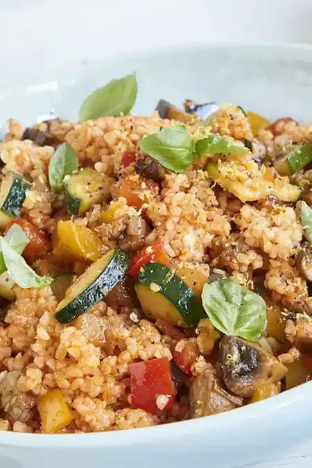 Schnelle Bulgur-Gemüse-Pfanne mit mediterranem Flair 3 Recipe image