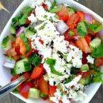 Traditioneller Schopska-Salat aus frischem Gemüse 4 Traditioneller Schopska-Salat aus frischem Gemüse