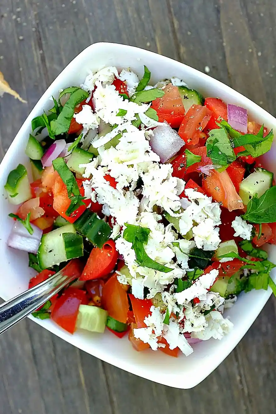 Traditioneller Schopska-Salat aus frischem Gemüse 3 Recipe image