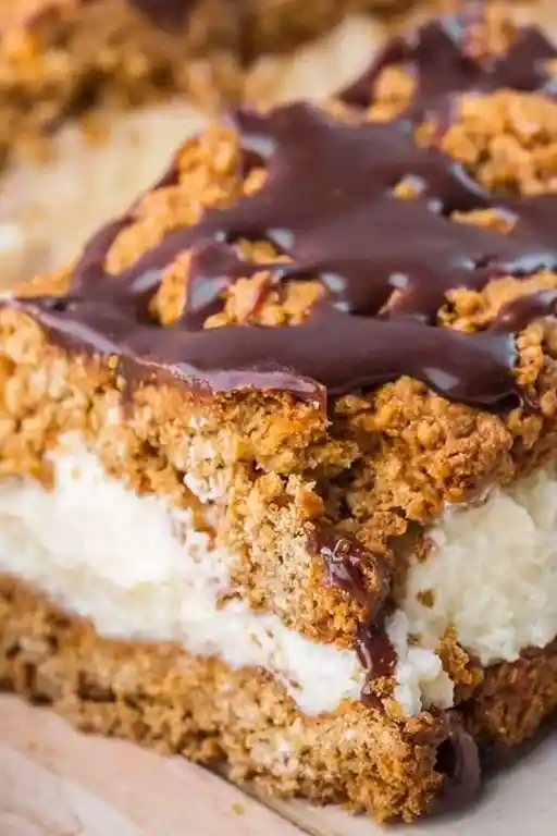 „Friss dich dumm“-Kuchen: Ein unwiderstehlicher Blechkuchen mit Pudding und Nuss-Crunch 3 „Friss dich dumm“-Kuchen: Ein unwiderstehlicher Blechkuchen mit Pudding und Nuss-Crunch