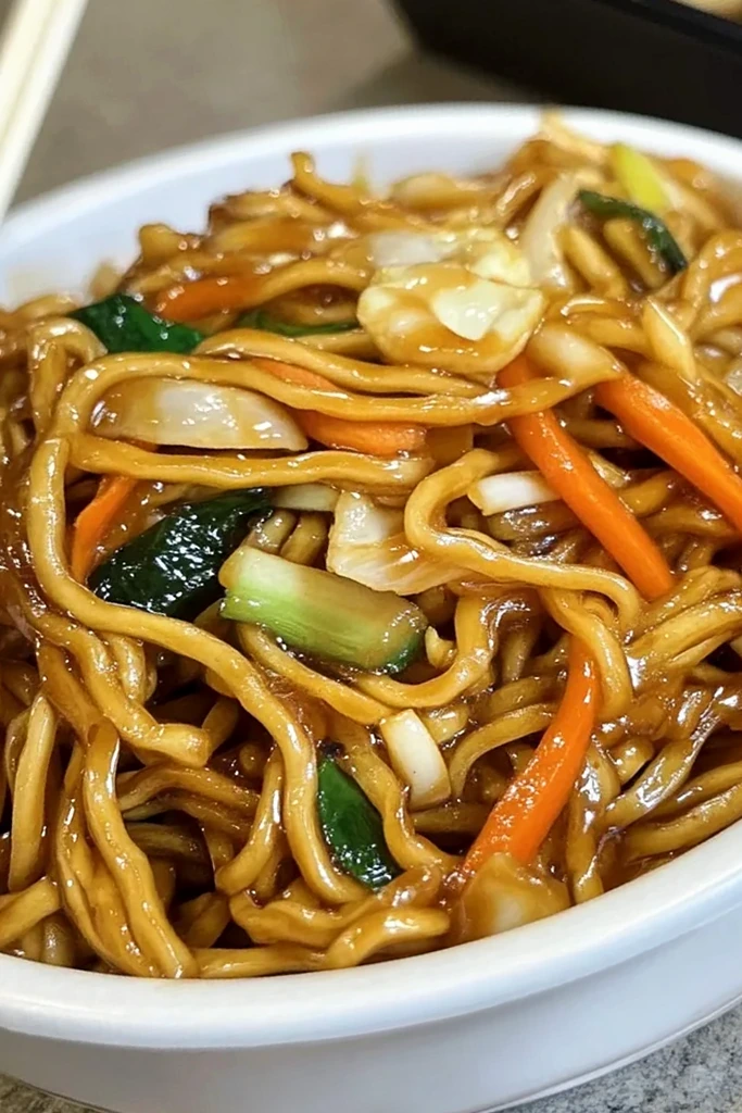 Gebratene Nudeln nach chinesischer Art mit Ei und Gemüse 3 Recipe image