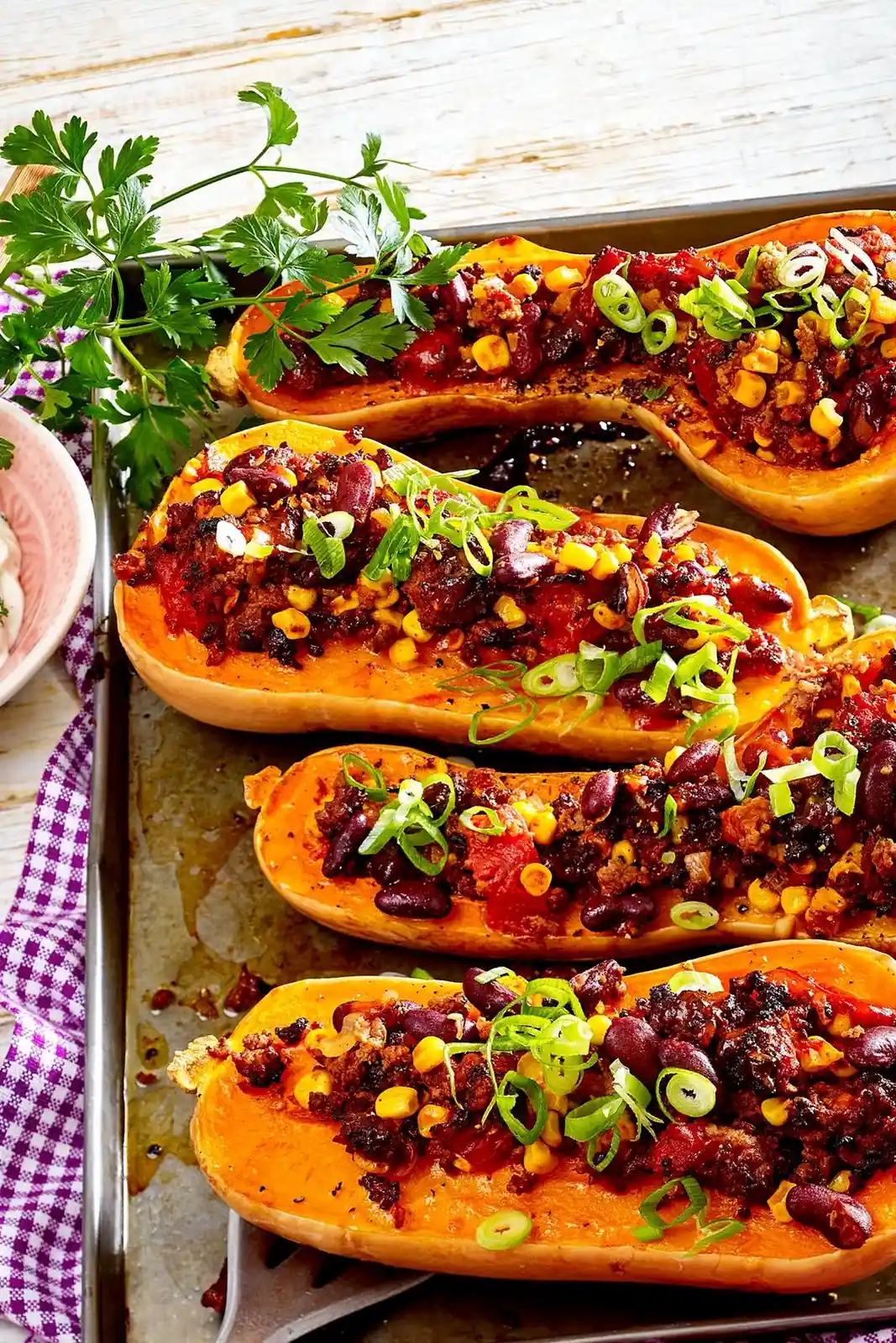 Herzhaft gefüllter Butternusskürbis mit Chili con Carne 3 Recipe image