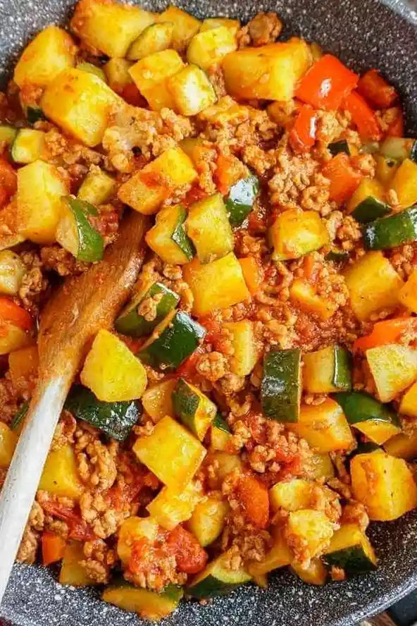 Herzhafte Kartoffel-Zucchini-Pfanne mit Rinderhackfleisch 3 Recipe image