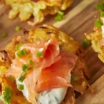 Knusprige Kartoffelpuffer mit Räucherlachs und Dill-Dip 4 Knusprige Kartoffelpuffer mit Räucherlachs und Dill-Dip