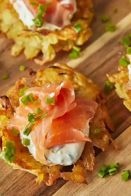 Knusprige Kartoffelpuffer mit Räucherlachs und Dill-Dip 3 Recipe image