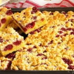 Kirsch-Streuselkuchen vom Blech - nach Omas Rezept 4 Saftiger Kirsch-Streuselkuchen vom Blech mit Rührteig
