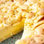 Omas saftiger Apfelkuchen mit Pudding 4 Traditioneller Apfelkuchen mit Vanillepudding und Streuseln